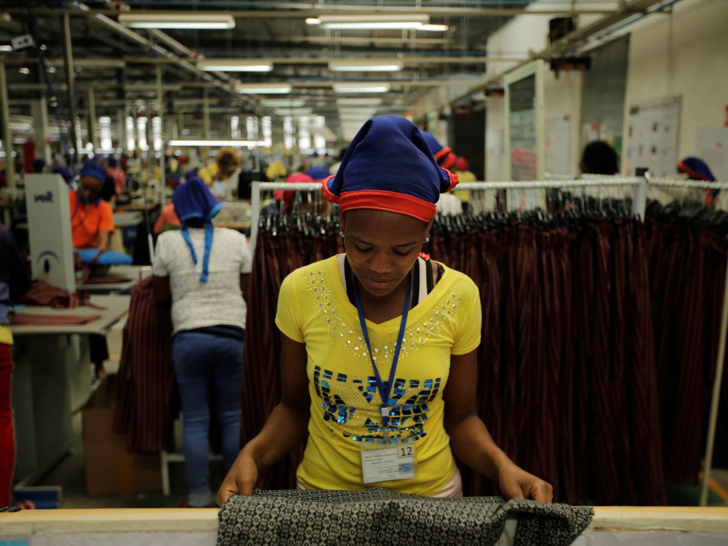Una trabajadora en la fábrica textil Indochine Apparel PLC, en Hawassa, Etiopía. (Reuters)