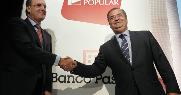 Foto: José María Arias (i), de Banco Pastor y Ángel Ron (d), expresidente del Popular. (EFE)