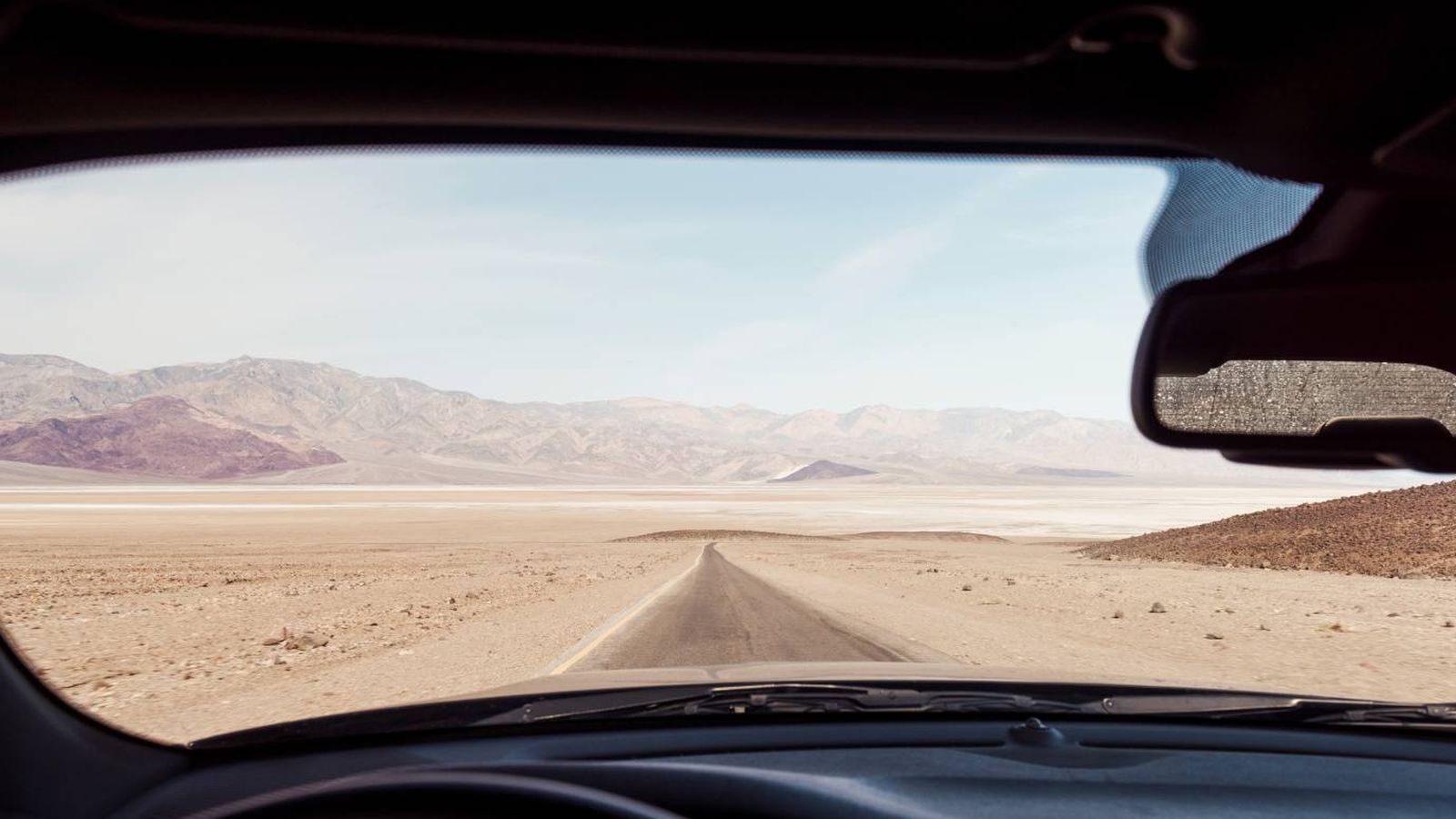 Foto: El Valle de la Muerte desde un coche. (EFE)