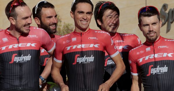 Foto: Cardoso (d), junto a Contador y otros compañeros del Trek. (Reuters)