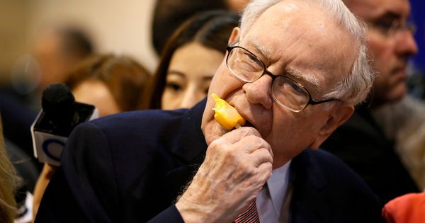 Foto: Warren Buffett, comiendo. (Reuters)