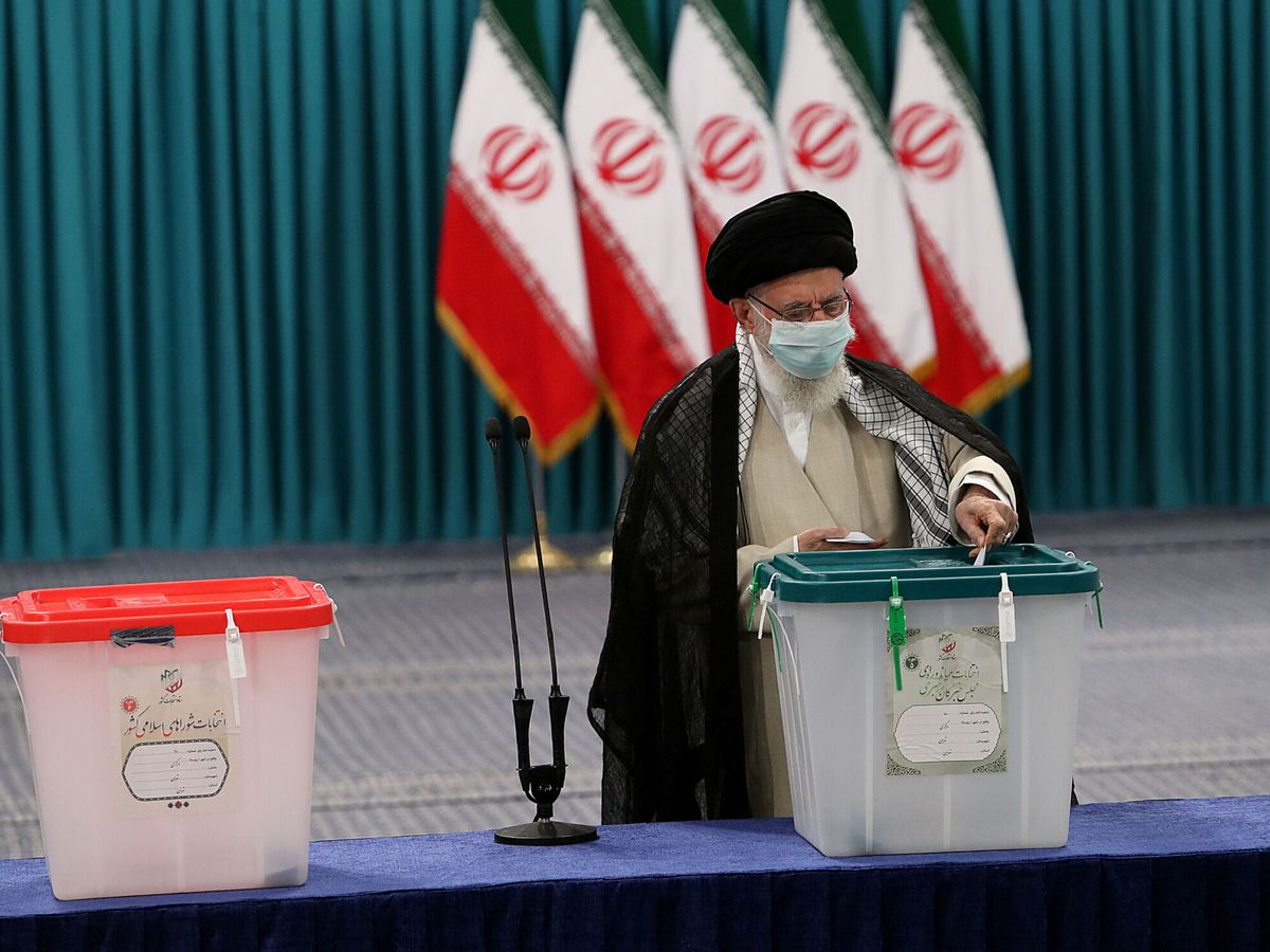Foto: El líder supremo iraní, el ayatolá Alí Jamenei, deposita su voto para dar inicio a la jornada electoral en el país. (Reuters)