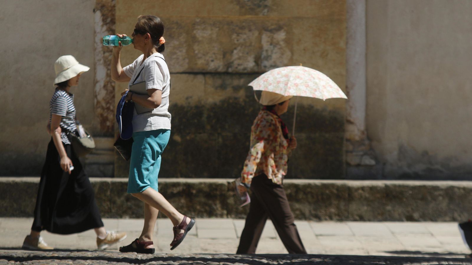 Foto: Turistas pasean por los alrededores de la Mezquita-Catedral de Córdoba, donde se esperan hasta 38ºC este fin de semana. (EFE)