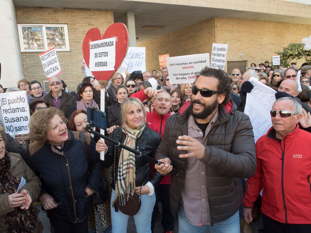 Foto: Jesús Candel, con gafas de sol, en una de las manifestaciones por la sanidad pública que impulsó en Granada. (EFE)