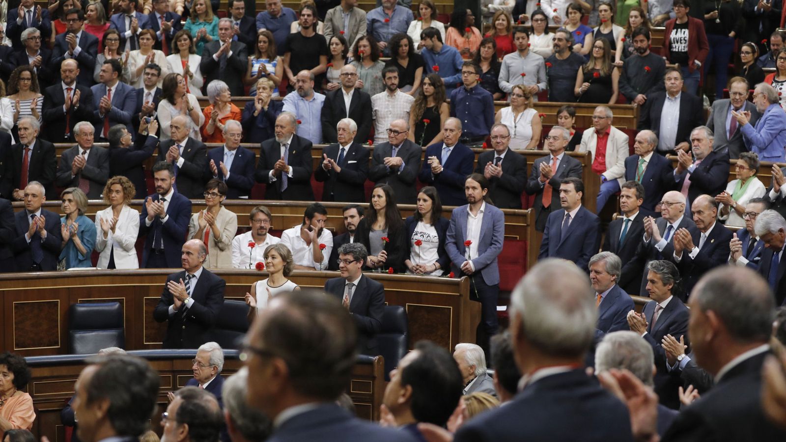Foto: El Congreso rompe en aplausos al Rey excepto los diputados de Unidos Podemos y PDeCAT. (EFE)