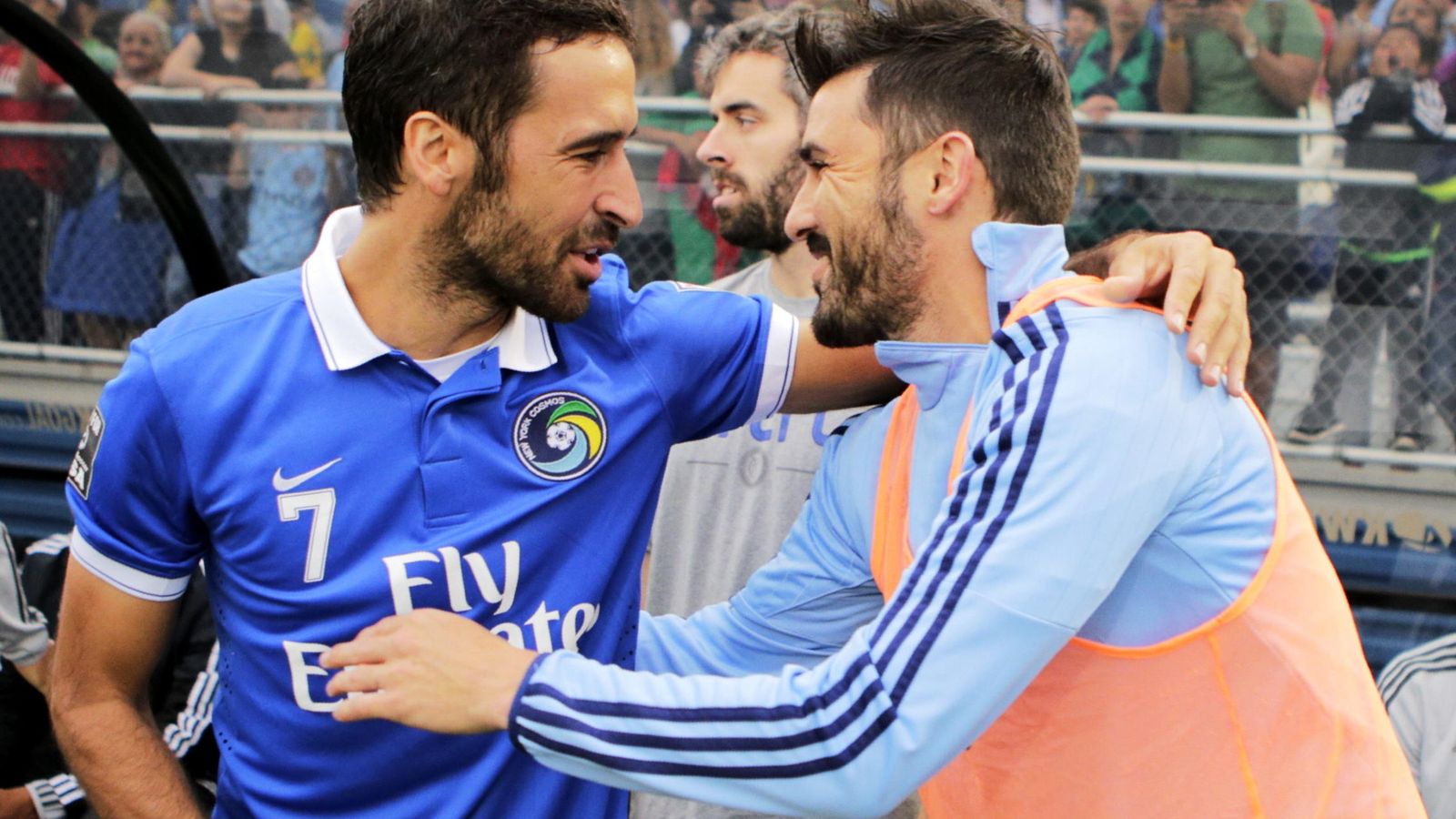 Foto: Raúl González y David Villa se saludan antes de empezar el choque.
