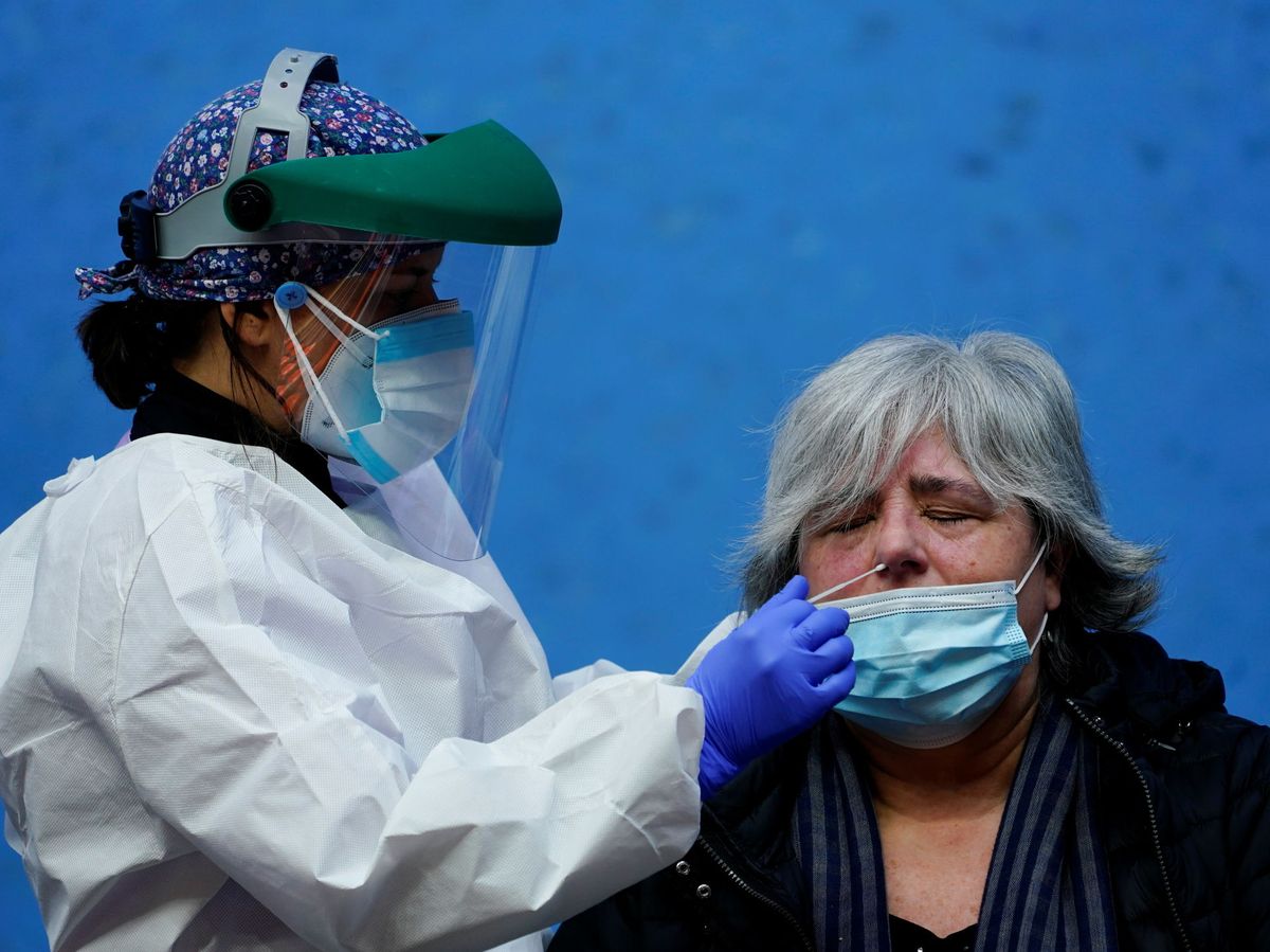 Foto: Una enfermera realiza una prueba de PCR a un residente de la ciudad  de Elorrio. (Reuters)  