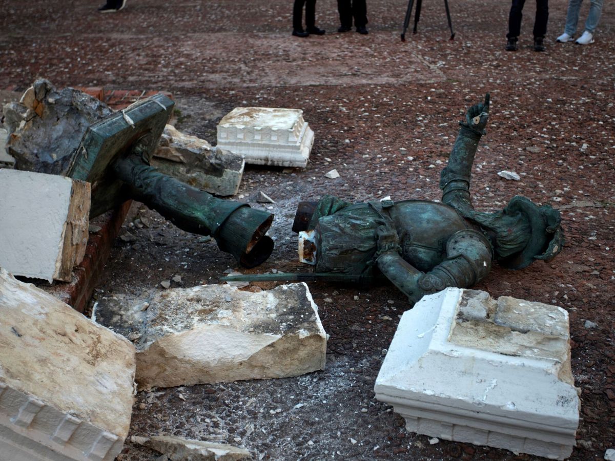 Foto: Fotografía de una estatua derribada. (EFE/Llorca)