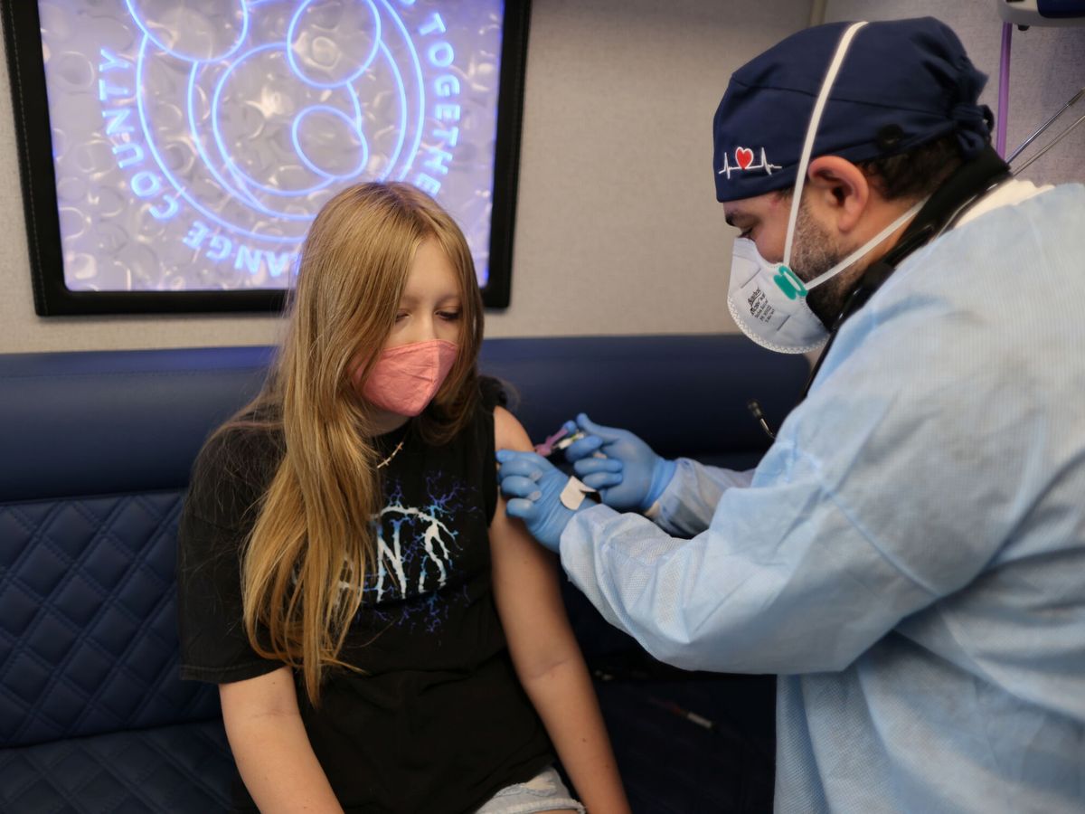 Foto: Vacuna contra la hepatitis, el VPH y la meningitis en la vuelta al colegio en California (EEUU). (Reuters/Lucy Nicholson)