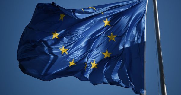 Foto: La bandera de la Unión Europea (UE), durante la primera sesión del recién compuesto Parlamento Europeo. (EFE)
