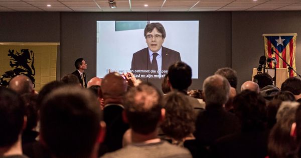 Foto: El expresidente de la Generalitat Carles Puigdemont da un discurso a los jóvenes seguidores del partido Nueva Alianza Flamenca. (EFE)