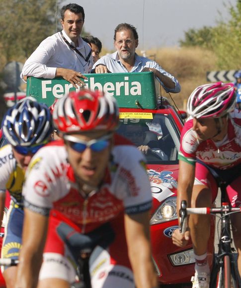 Foto: Mariano Rajoy, durante una etapa de la Vuelta a España de 2009 (EFE)