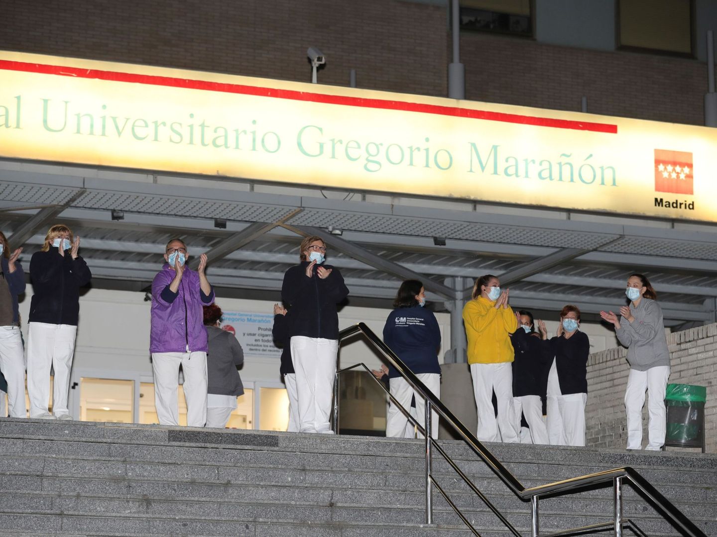 Personal del Hospital Gregorio Marañón salen al exterior para devolver los aplausos. (EFE)