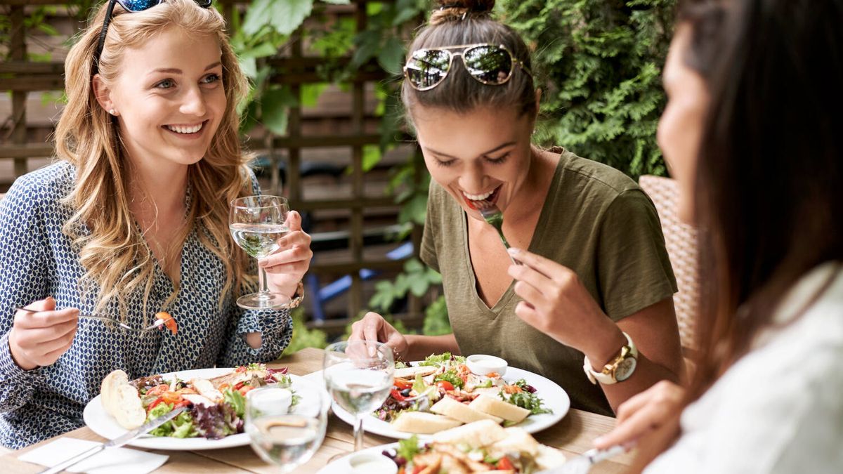 El truco para comer fuera de casa sin engordar, según el nutricionista Pablo Ojeda 