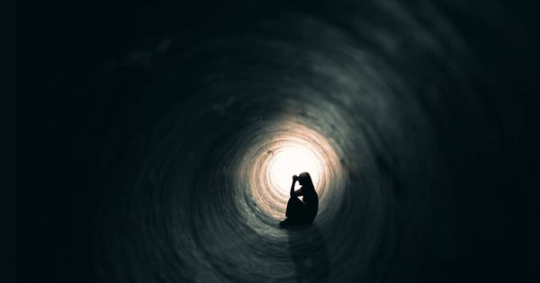 Foto: Una mujer en un agujero oscuro. (iStock)