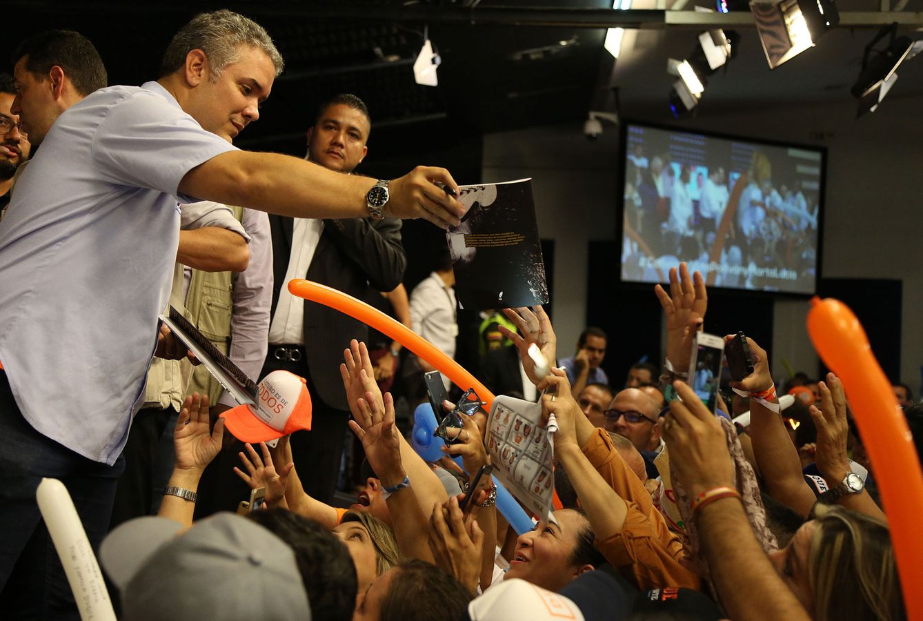 El candidato a la presidencia de Colombia por el partido Centro Democrático, Iván Duque, saluda simpatizantes en Cali. (EFE)