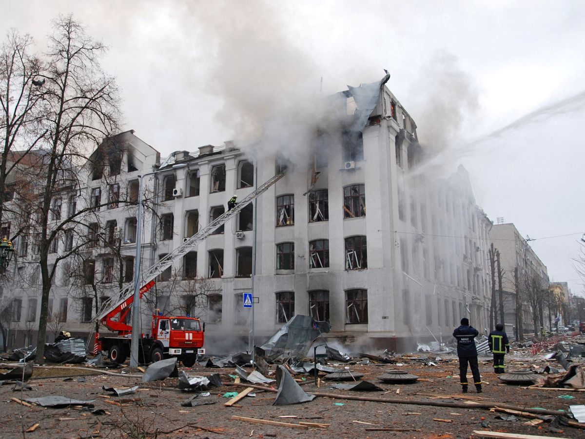 Foto: Tareas de extinción tras un bombardeo en Járkov. (Reuters/Oleksandr Lapshyn)