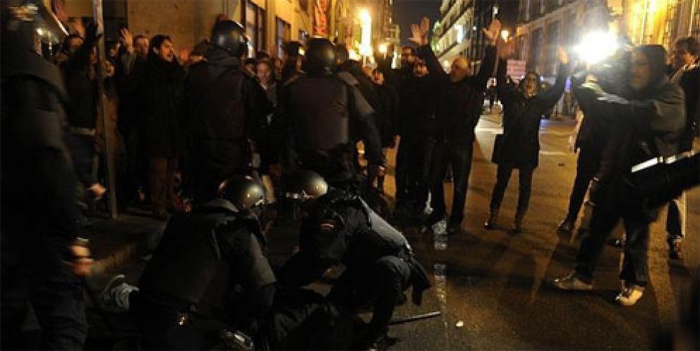 Foto: La Policía carga contra participantes de la protesta contra la reforma laboral en Madrid