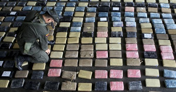Foto: Policía antinarcóticos de Colombia inspecciona un cargamento de cocaína en Buenaventura. (Reuters)