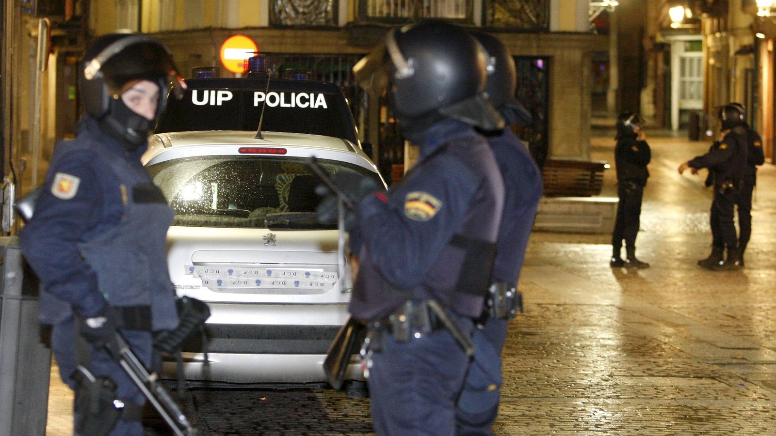 Foto: Agentes del Cuerpo Nacional de Policía en Bilbao. (EFE)