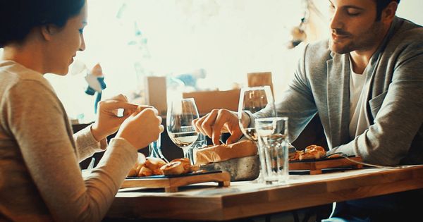 Foto: Una pareja, comiendo en un restaurante. (iStock)