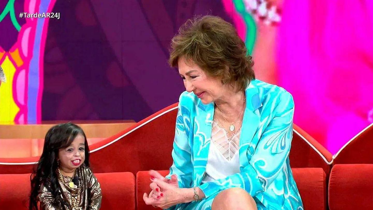 Ana Rosa, con la mujer más pequeña del mundo en 'TardeAR'. (Telecinco)