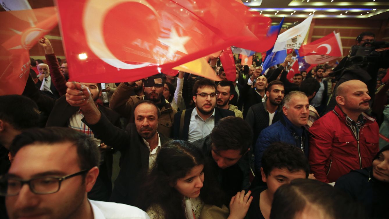 Foto: Simpatizantes del AKP ondean banderas turcas en la sede del partido en Estambul, el 1 de noviembre de 2016 (Reuters). 