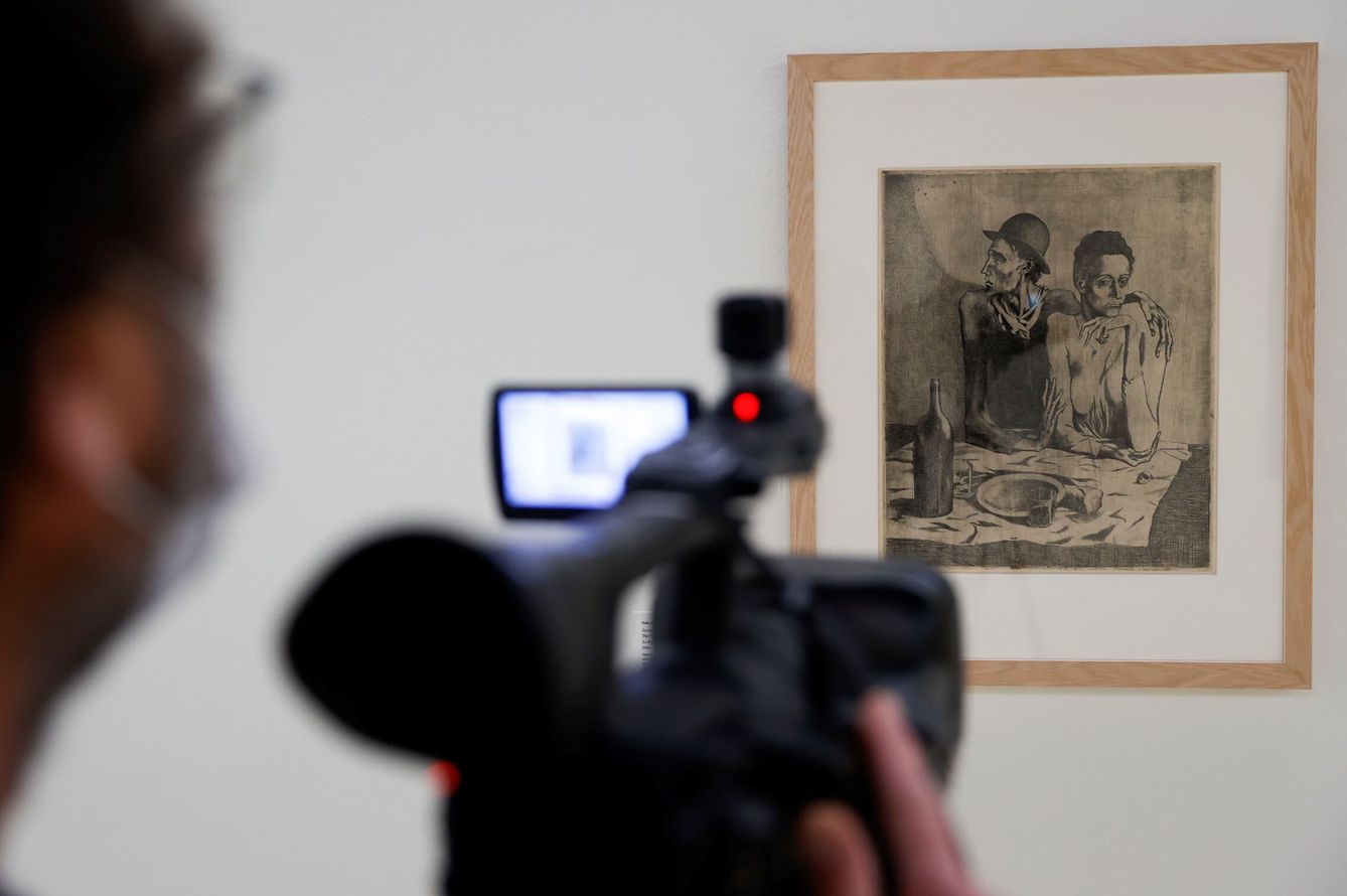 Una cámara capta 'La comida frugal', una de las obras de Picasso que se puede ver en la Real Academia de San Fernando. (EFE)
