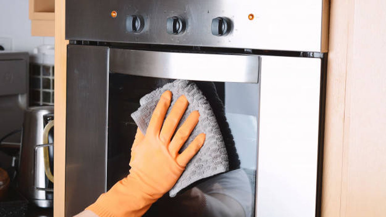 Foto: Limpieza exterior de horno con paño microfibra