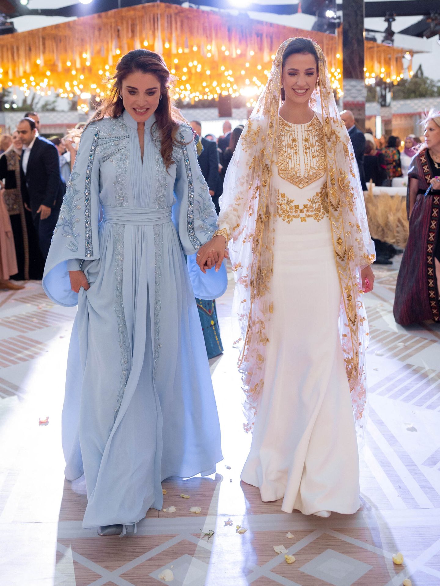 La reina Rania, junto a Rajwa Al Saif. (Reuters)