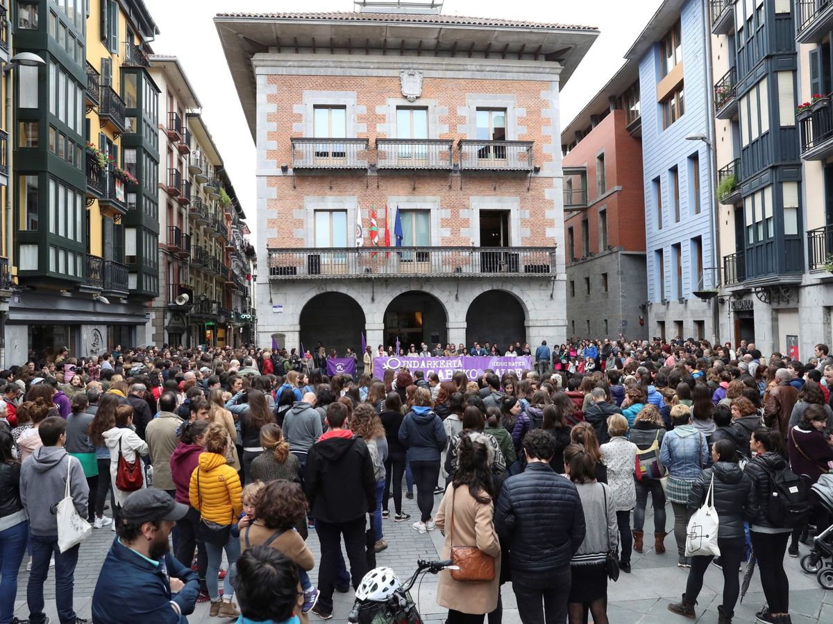 Foto: Foto de archivo de una protesta por una agresión sexual en Tolosa en 2018. (EFE/Juan Herrero)