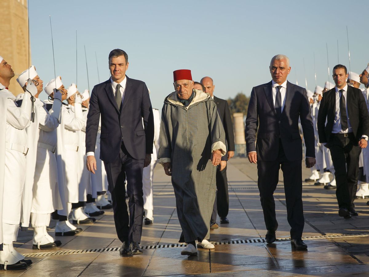 Foto: El presidente del Gobierno, Pedro Sánchez, en la visita al mausoleo de Mohamed V en Rabat. (EFE/Mohamed Siali)