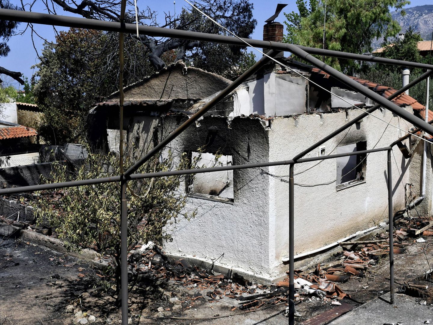 Casa afectada por el fuego en la isla de Rodas. (EFE/Vasilis Psomas)