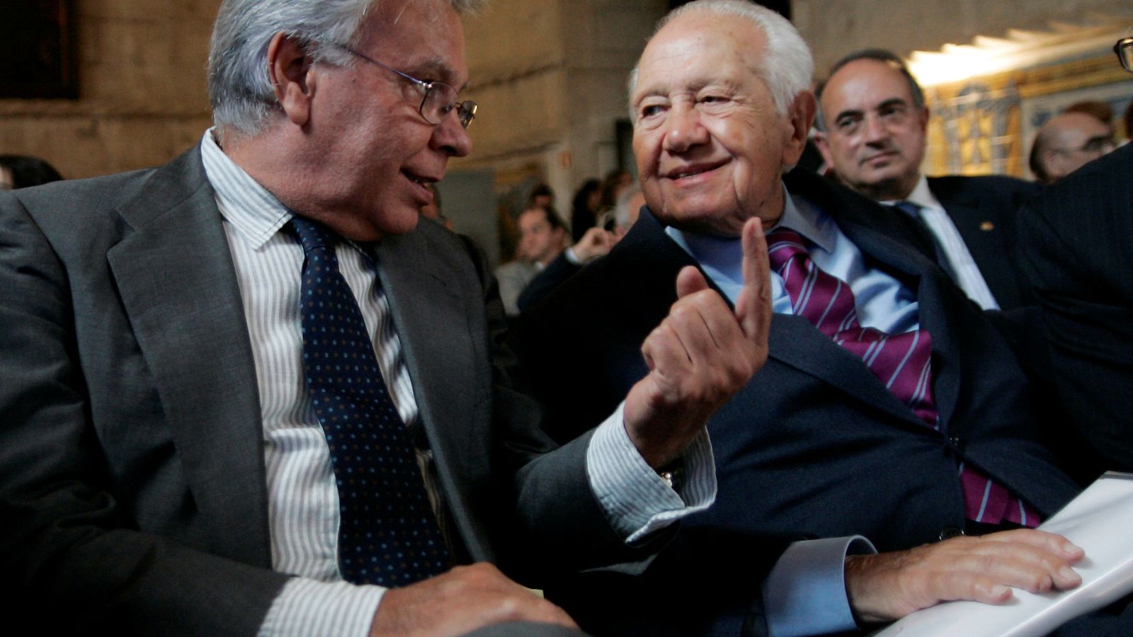 Foto: Felipe González y Mário Soares conversan en una reunión en Lisboa. (Reuters) 
