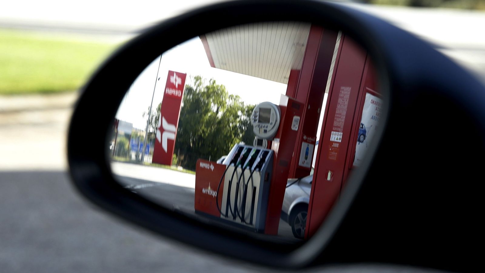 Foto: Una gasolinera se refleja en un espejo. (Efe)