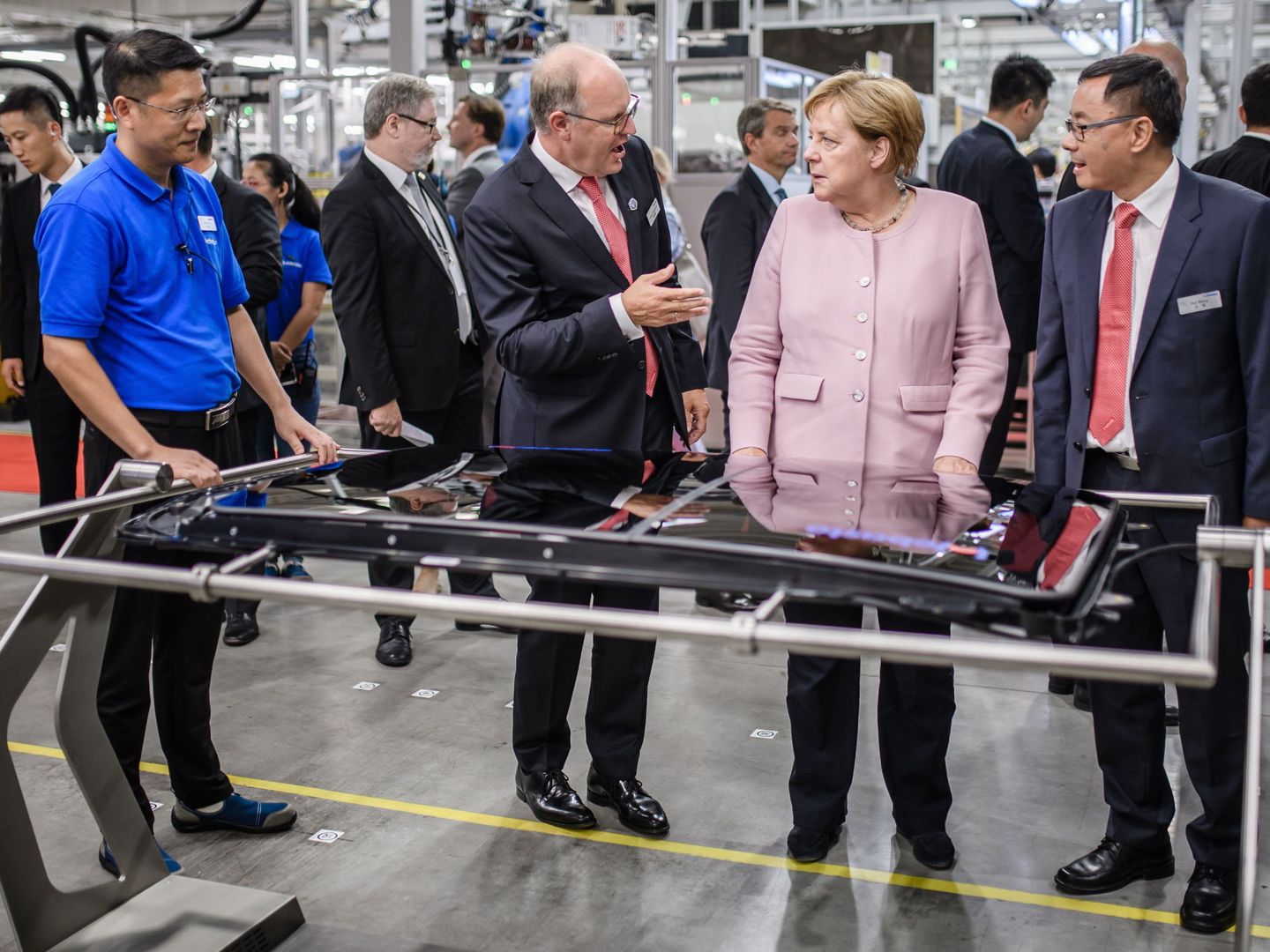 La canciller de Alemania, Angela Merkel, en una visita a una fábrica de coches. (Reuters)