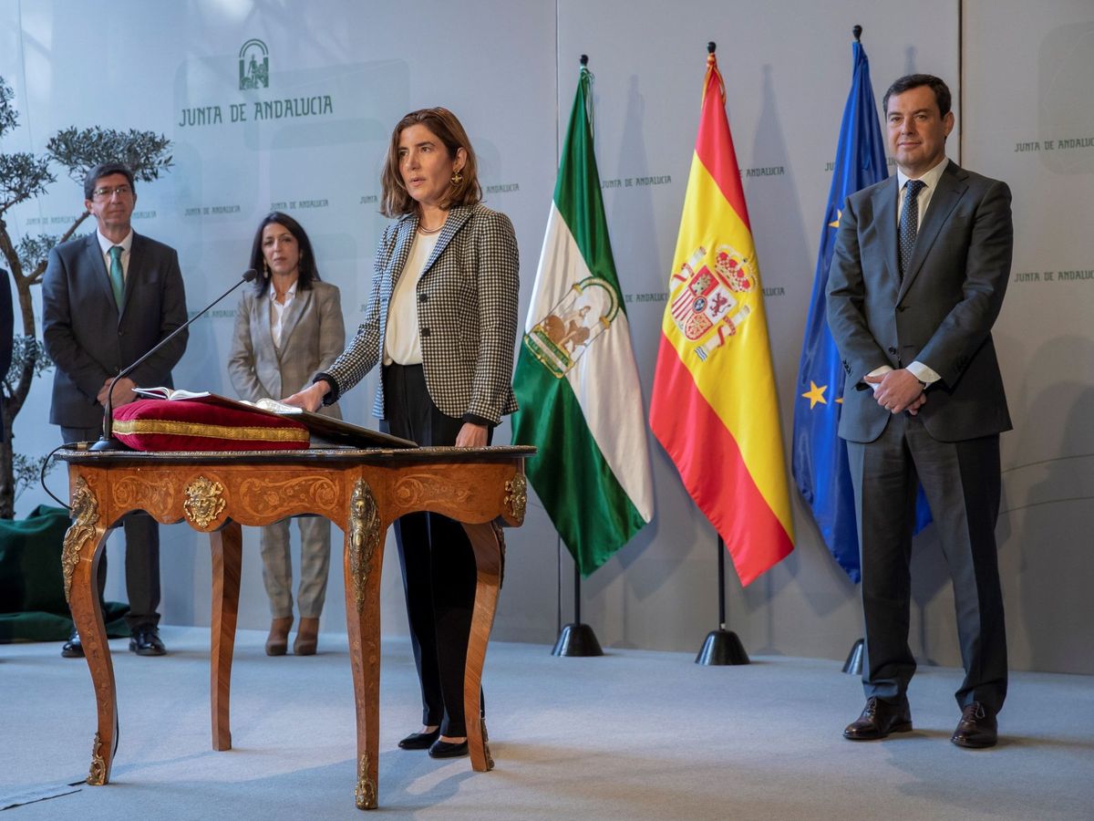 Foto: Rocío Blanco, tomando posesión de su cargo de consejera de Empleo ante el presidente de la Junta de Andalucía, Juanma Moreno. (EFE)