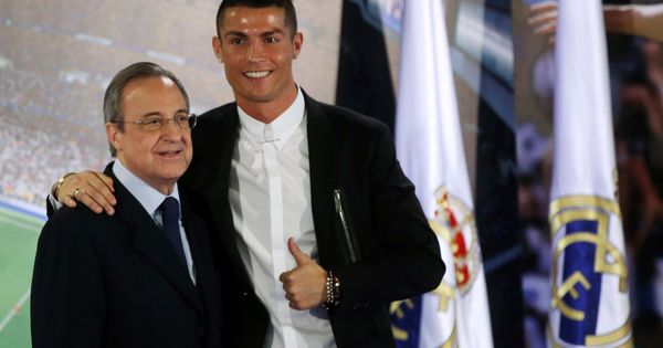Foto: Florentino Pérez con Cristiano Ronaldo en el palco del Bernabéu. (Efe)