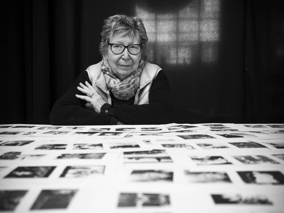 Foto: Joana Biarnés, durante las sesiones de edición de su primer libro antológico. Terrassa 2017. (© Joana Biarnés/Photographic Social Vision) 