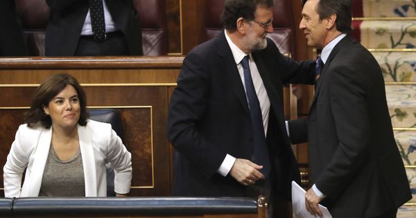 Foto: El portavoz parlamentario del PP, Rafael Hernando (d), es felicitado por el presidente del Gobierno, Mariano Rajoy, tras su intervención en el debate. (EFE)