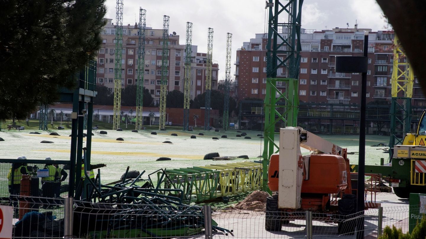 Trabajos de demolición del campo de golf en el parque Tercer Depósito del Canal de Isabel II. (EFE)