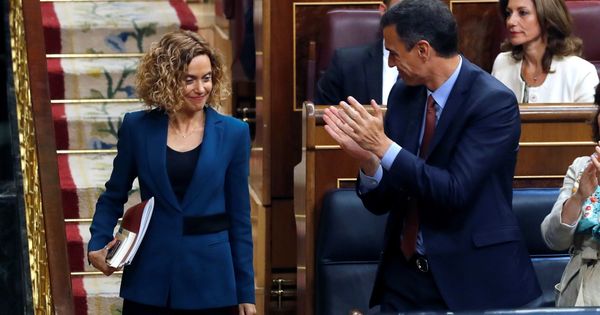 Foto: Pedro Sánchez aplaude a Meritxell Batet al ser elegida presidenta del Congreso. (EFE)