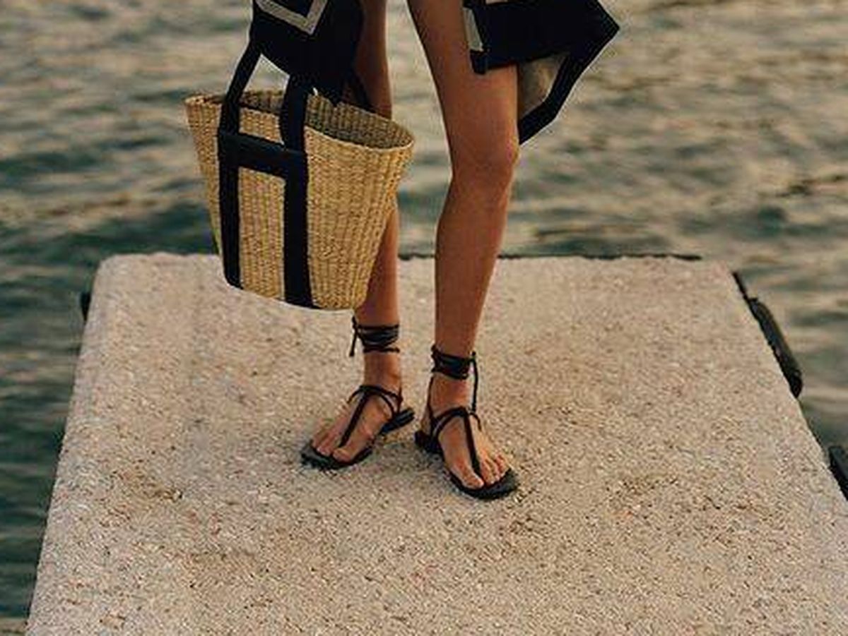 Foto: Sandalias negras, planas y de tendencia de Massimo Dutti. (Cortesía)