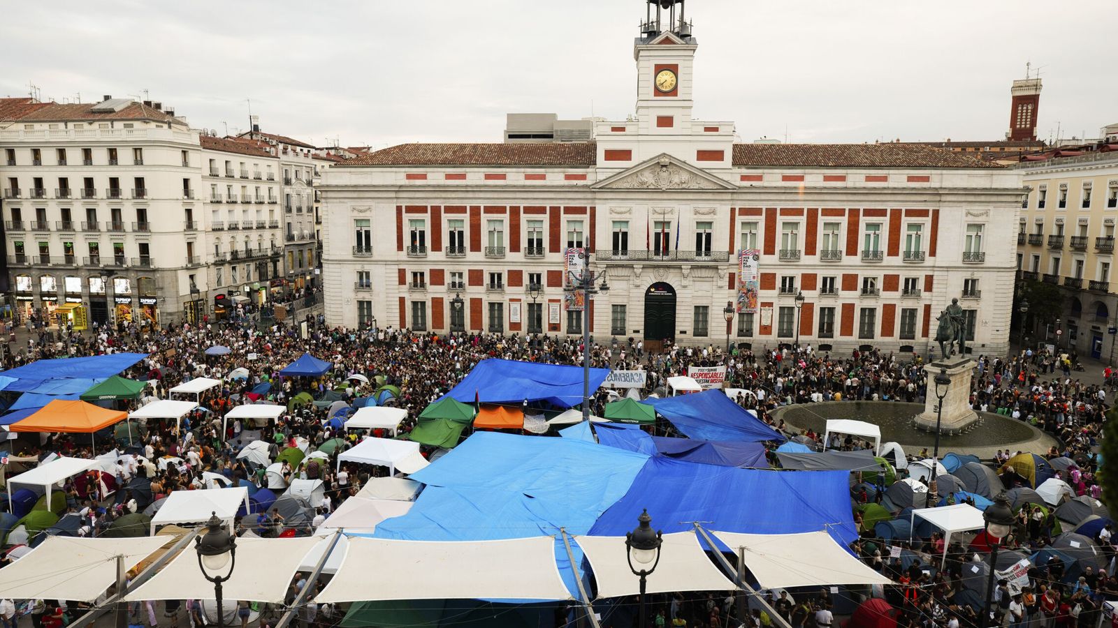 Foto: Cientos de acampados en la Puerta del Sol por la crisis de vivienda. (EFE/Borja Sánchez-Trillo)