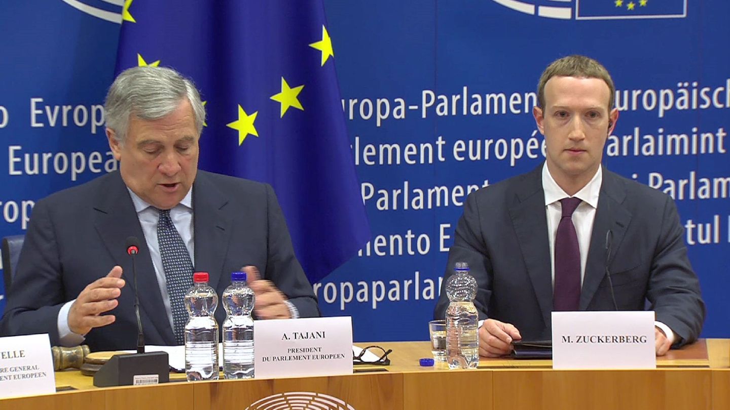 El fundador de Facebook, Mark Zuckerberg (d), y el presidente del Parlamento Europeo, Antonio Tajani (i), durante su reunión con los líderes de los grupos del Parlamento Europeo para dar cuenta del uso de datos de 500 millones de usuarios en la UE en Bruselas (EFE)