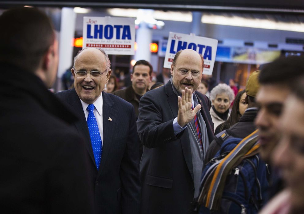 Foto: El candidato republicano John Lhota saluda a votantes junto al exalcalde Rudy Giuliani en Nueva York (Reuters).