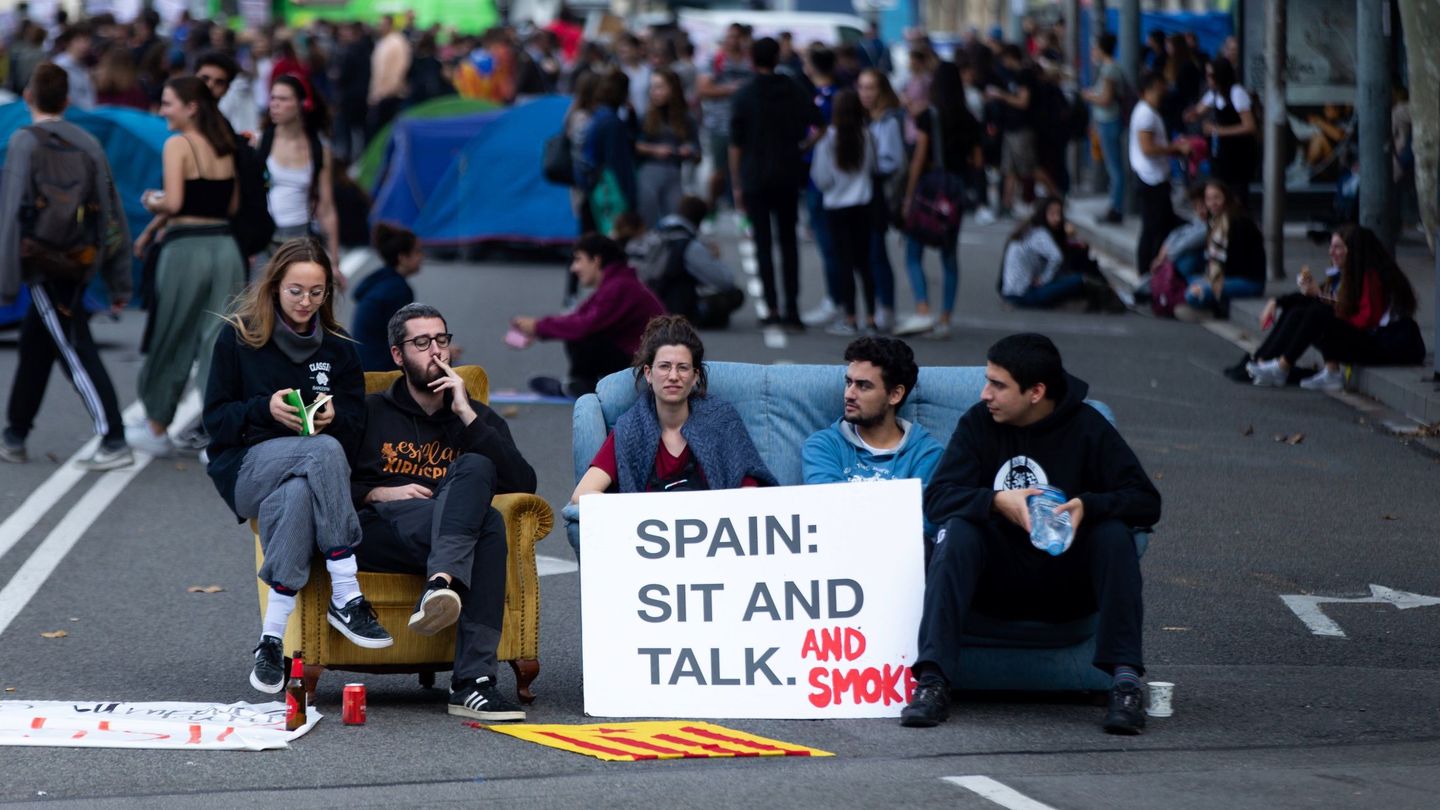 Jóvenes universitarios acampados en la plaza de la Universitat en Barcelona. (EFE)