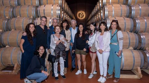 El plan familiar de Mario Vargas Llosa en ‘La Tenada de Valduero’: viñedos, charlas y vino