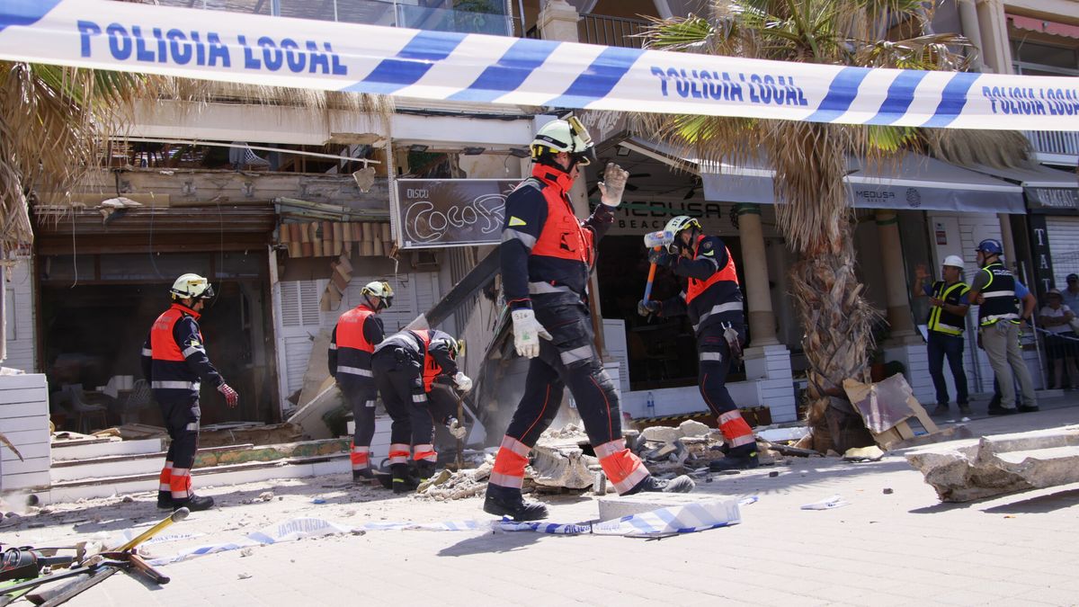 Los bomberos barajan el exceso de peso como la principal hipótesis del derrumbe del techo del edificio en Mallorca