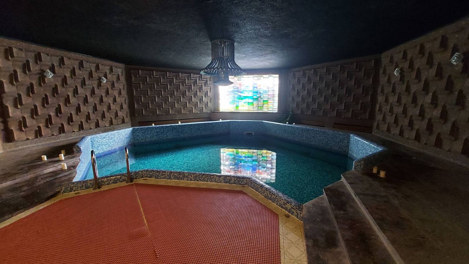 La piscina que Brézhnev se hizo construir en el Auska Hotel. (J. B.)